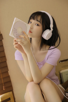 她唇之下